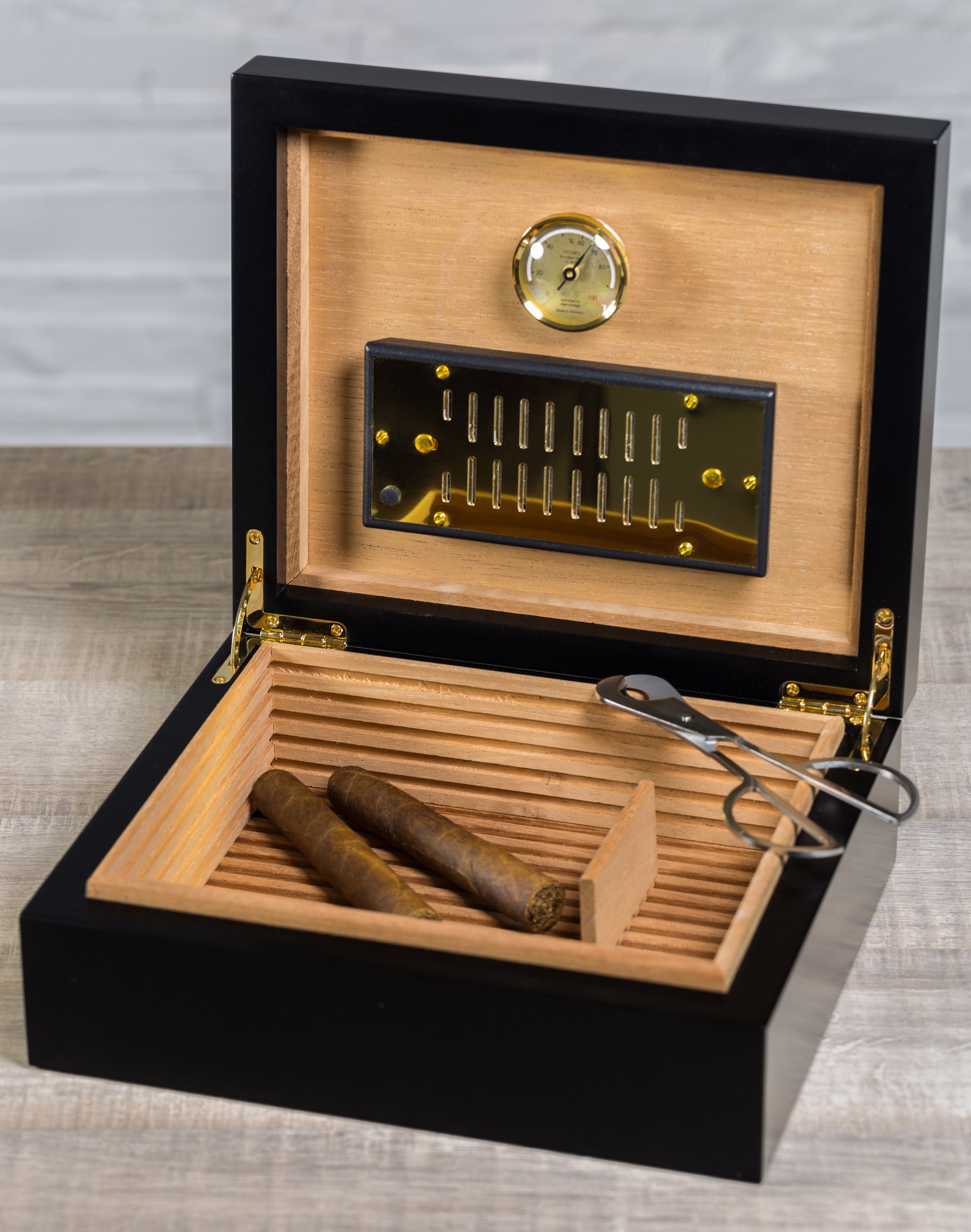 Cigar humidor